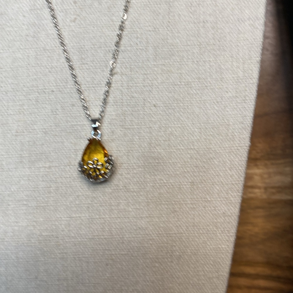 Paparazzi NWT 18” Necklace with Earrings. Beautiful Amber gold crystal on silver - Picture 3 of 6